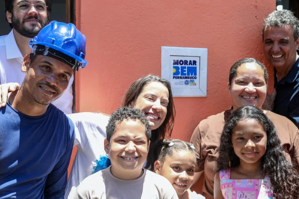 No Recife, governadora Raquel Lyra entrega 49 residências reformadas pelo programa Morar Bem Pernambuco