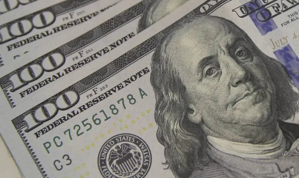 Dólar abre em alta e chega a R$ 5,05 com avanço do petróleo e queda das bolsas asiáticas