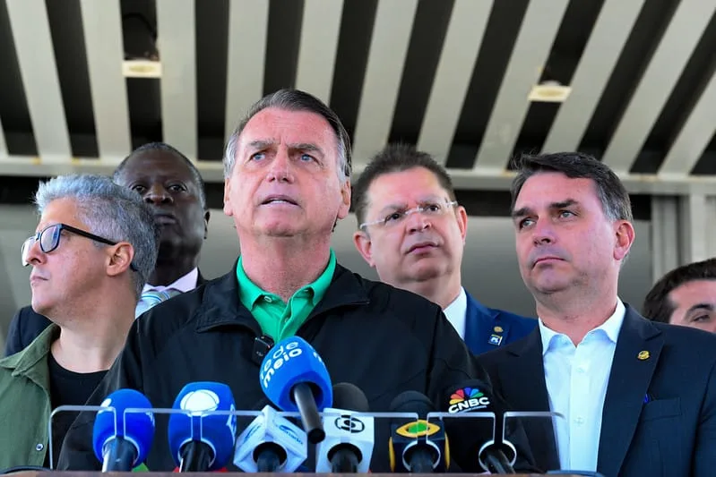 Bolsonaro está esperançoso na mudança do Brasil, diz Flávio após visita