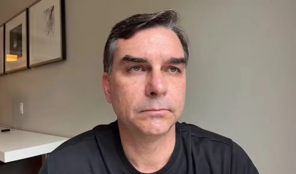 Voo de Flávio Bolsonaro para deixar a Argentina foi pago por intermediário nos EUA