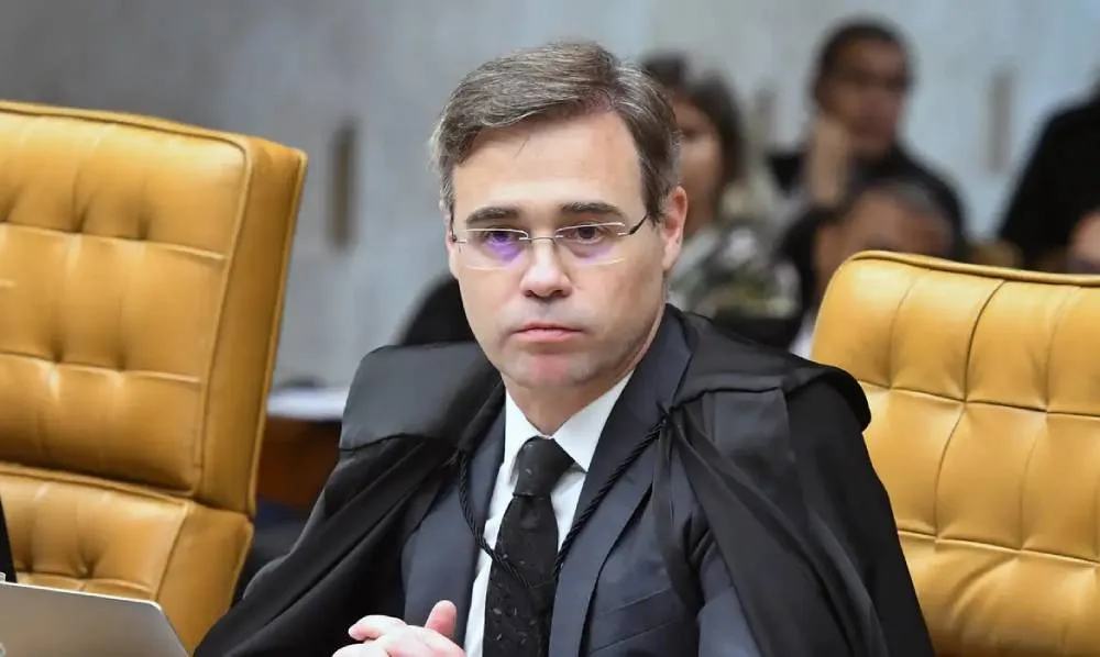 Ministros do TSE propõem bloquear canais políticos do WhatsApp antes do segundo turno