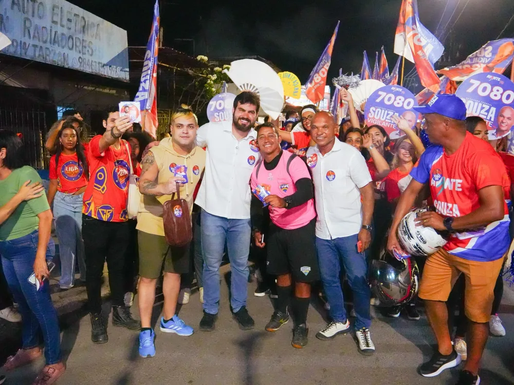 Em Paulista, César Ramos participa de caminhada da vitória ao lado do candidato Souza Vigilante