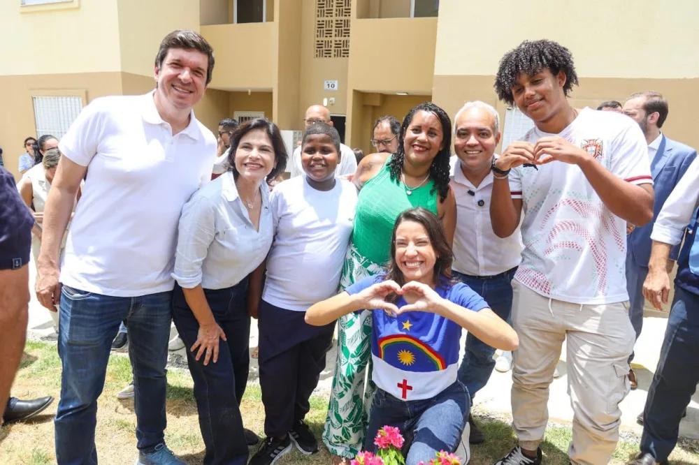 Ao lado da governadora Raquel Lyra, Joãozinho Tenório acompanha entrega de 480 apartamentos em Caruaru