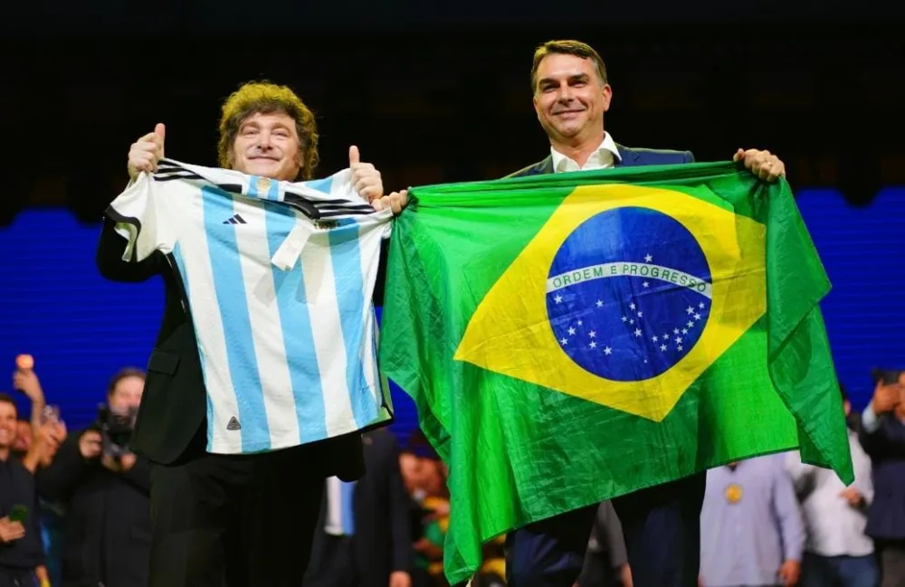 Governo da Argentina nega que Flávio Bolsonaro esteja no país
