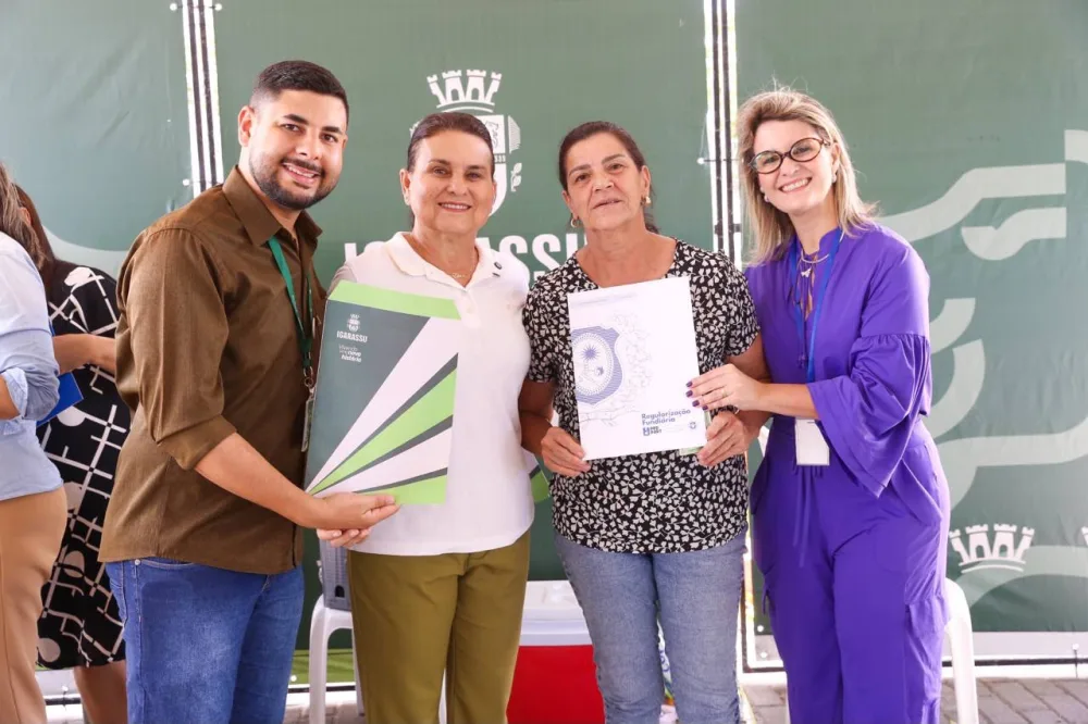 Prefeita Elcione entrega títulos fundiários para moradores da Vila Saramandaia