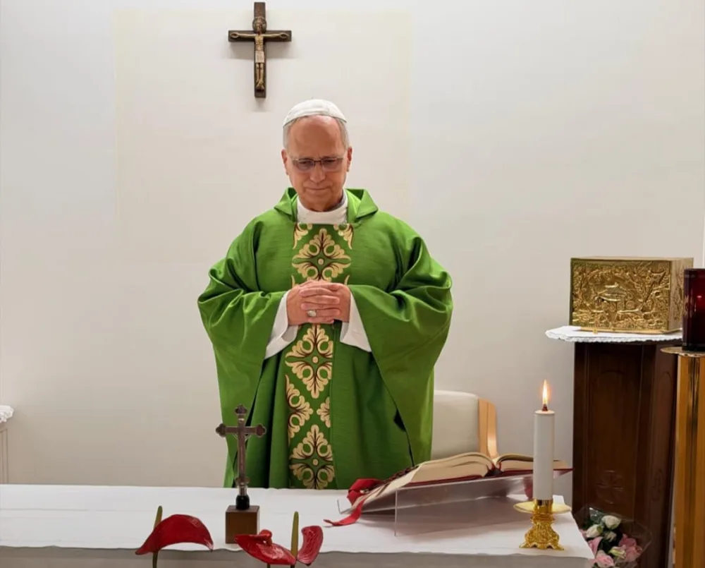 Papa Leão XIV aparece celebrando missa após cirurgia no pulmão