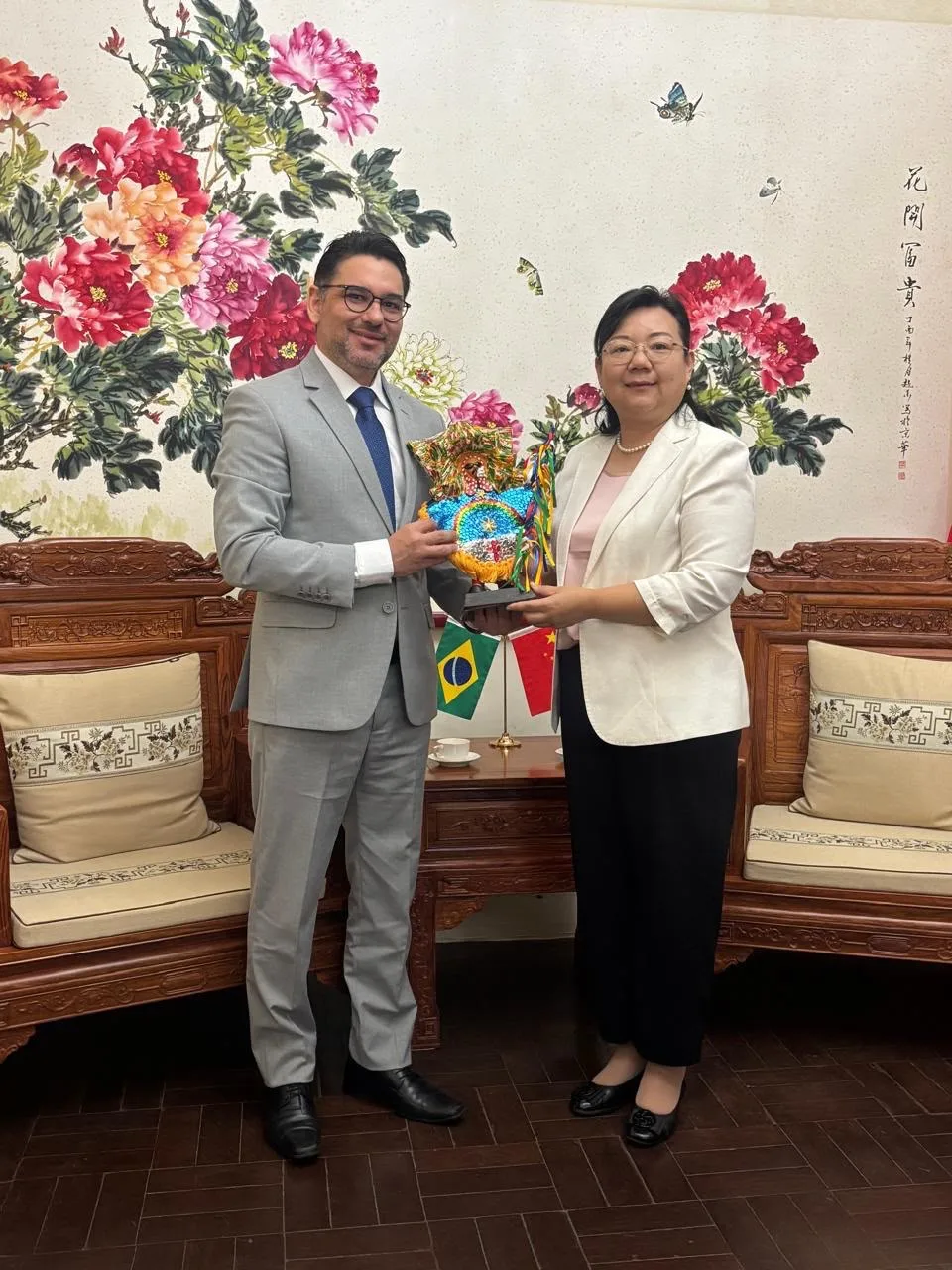 Alberes Lopes estreita os laços com o Consulado da China