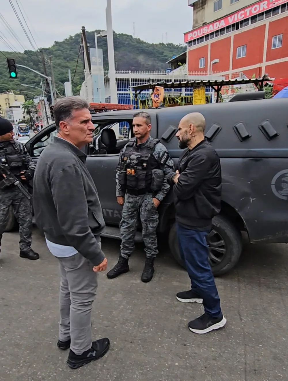 Coronel Meira vai até o Complexo da Maré, no Rio de Janeiro, e desafia facções