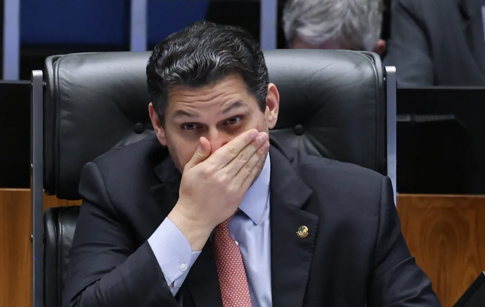 Chateado, Alcolumbre tira PEC da Segurança da pauta após críticas