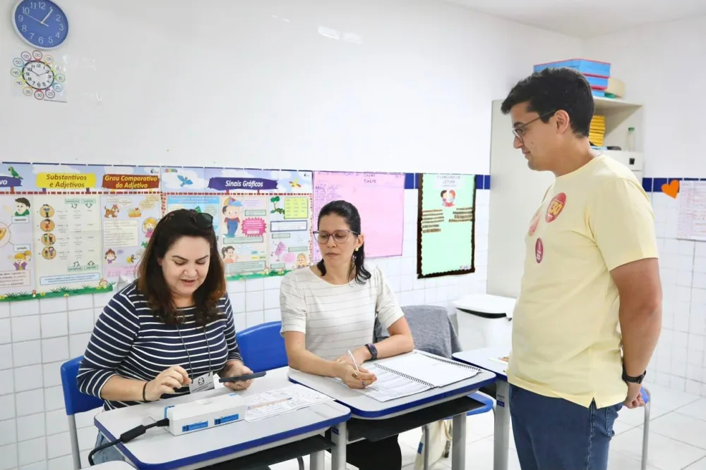 Prefeito Victor Marques vota na Escola Municipal Cristo Recife, na Torre
