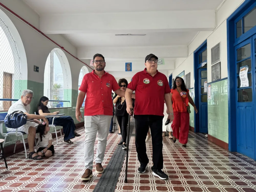 Ivan Moraes vota no Recife acompanhado da família