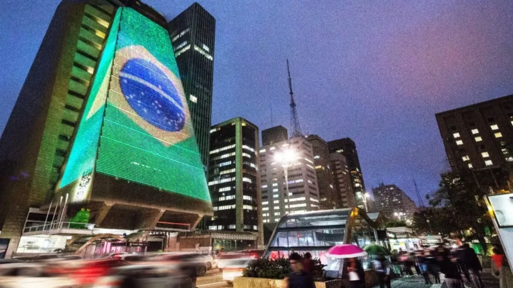 Bandeira do Brasil é projetada na sede da Fiesp durante ato pró-Flávio