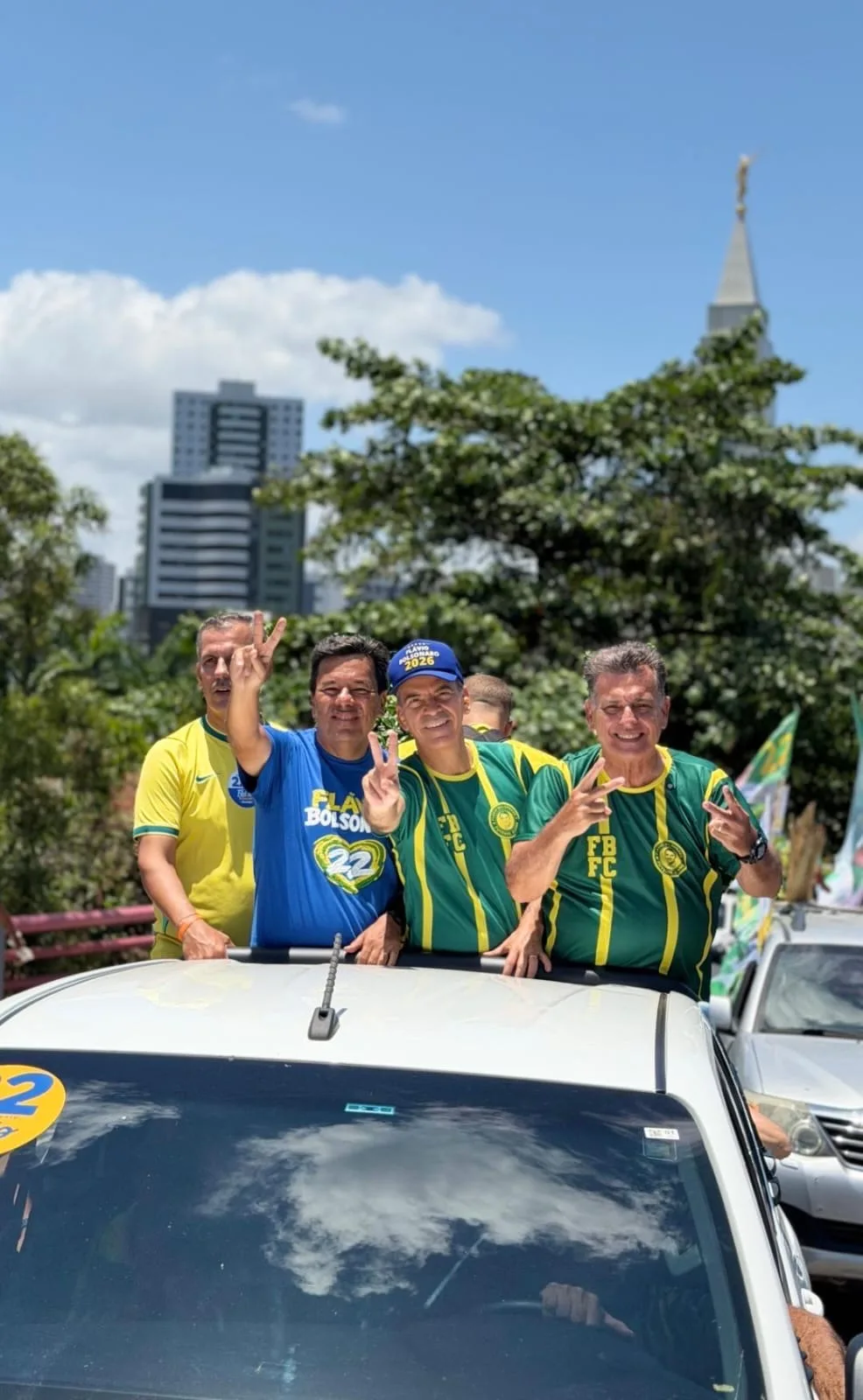 Mendonça participa de carreata da direita que cruzou o Recife de Norte a Sul ao lado de Meira e Feitosa