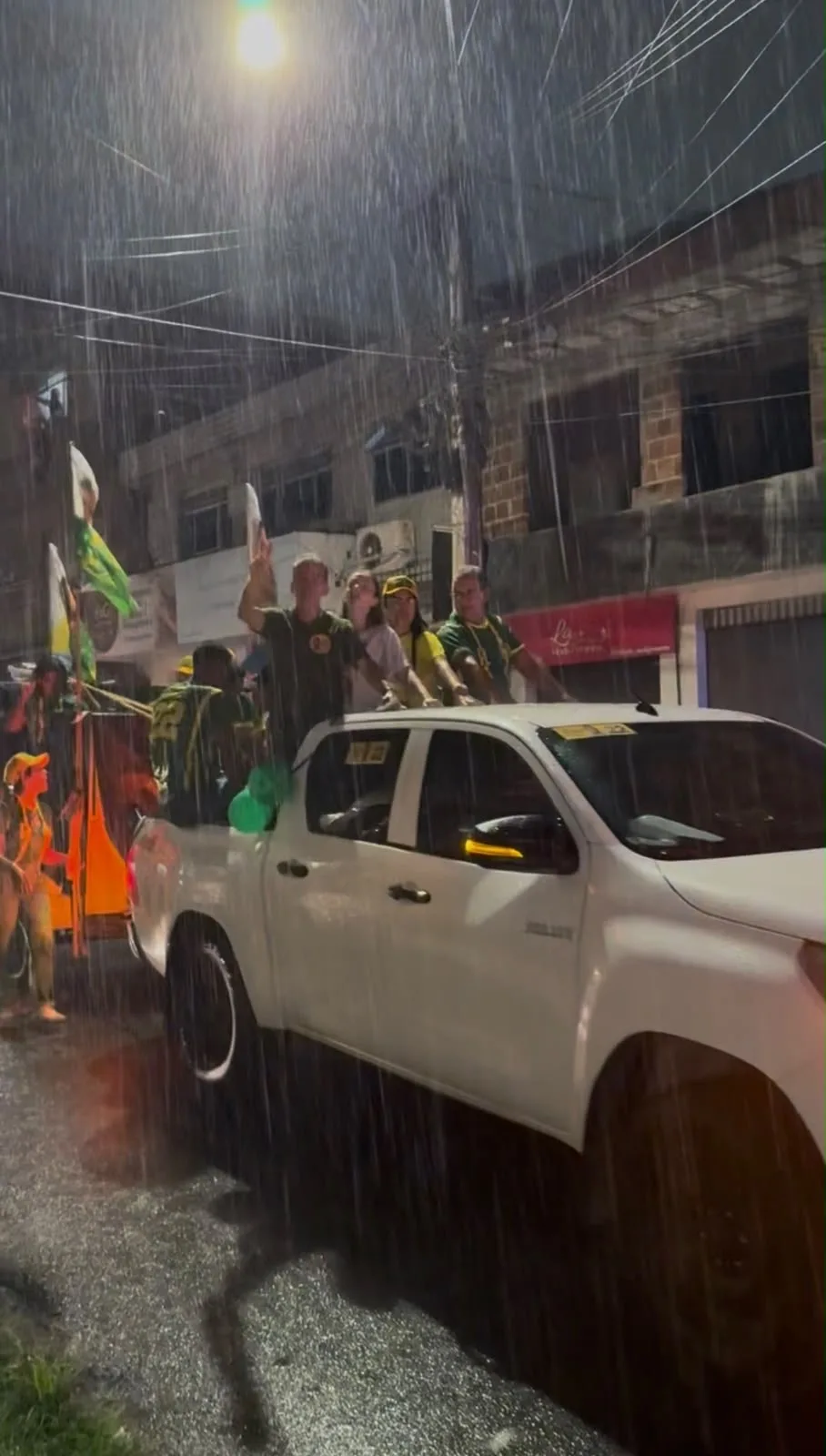 Chuva não para Coronel Feitosa: deputado vai às ruas do Recife e declara "nem a chuva vai nos tirar das ruas"