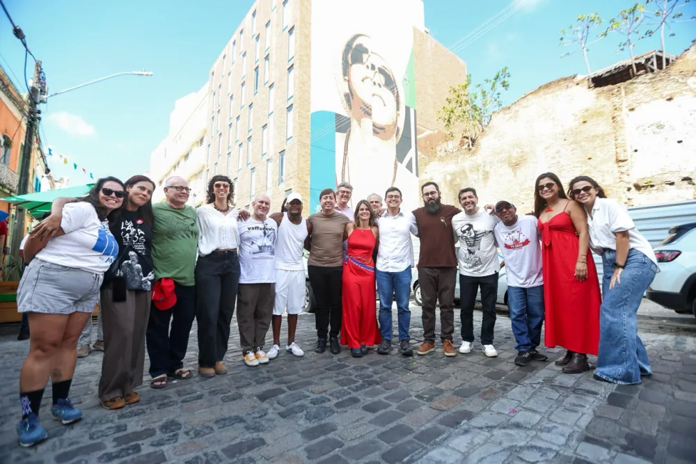 Recife inaugura megamural de oito andares em homenagem a Chico Science