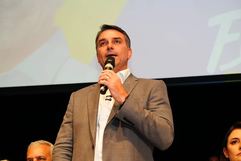 Vou votar a favor do fim da 6×1, diz Flávio Bolsonaro