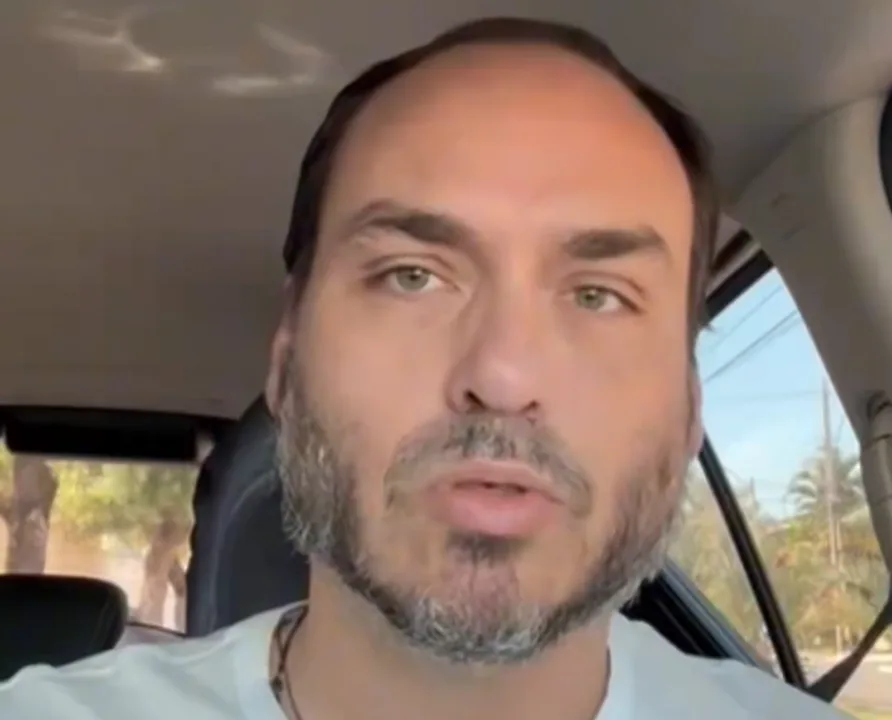 Carlos Bolsonaro rebate críticas após vitória em Santa Catarina