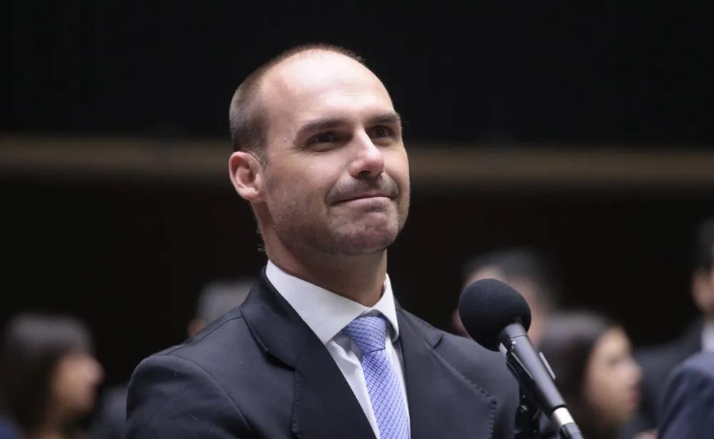 Governo Milei critica mandado de prisão contra Eduardo Bolsonaro