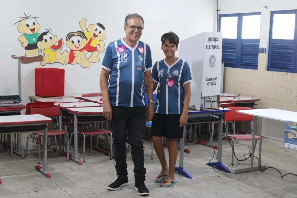 Antônio Moraes vota em Macaparana acompanhado do neto