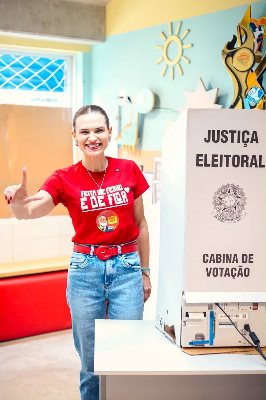 Marília Arraes vota no Recife e segue para acompanhar a apuração ao lado de Lula, em São Paulo