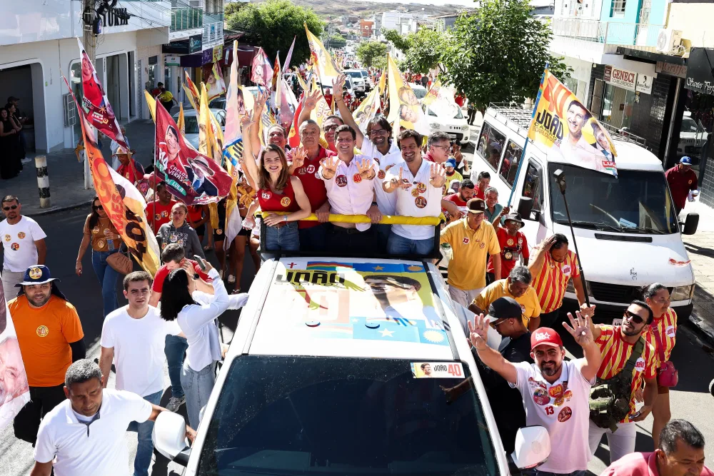 João Campos inicia sábado com carreatas e mobilização em São José do Egito e Itapetim