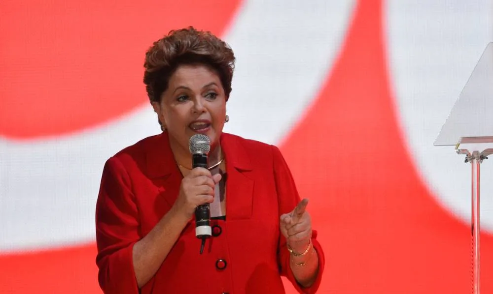 Dilma vota em Belo Horizonte sob vaias, aplausos e empurra-empurra