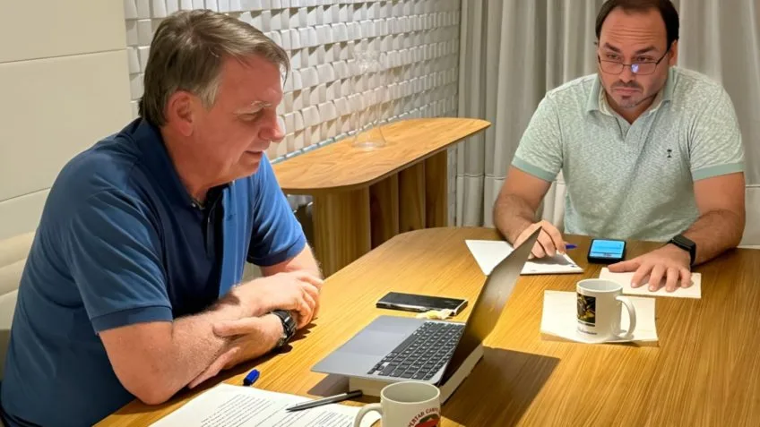 Carlos diz que Bolsonaro está com músculos mais frágeis
