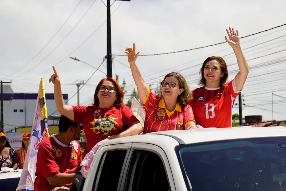 Teresa Leitão toma as ruas de Olinda com Liana e Ivete em grande carreata