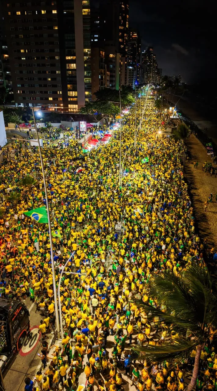 Bloco 22 reúne mais de 100 mil pessoas no Recife com Nikolas Ferreira