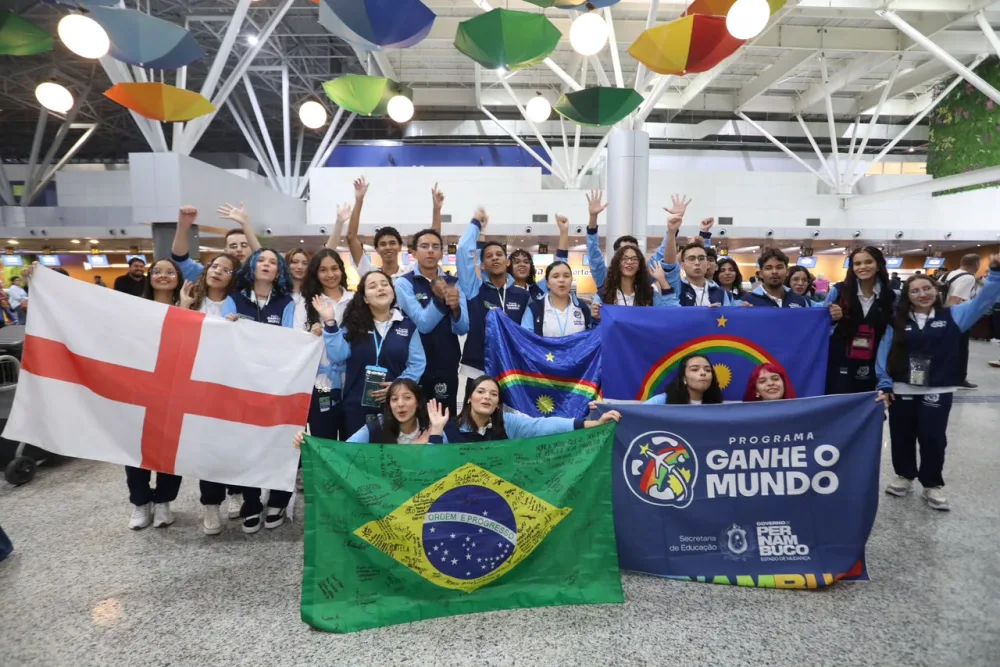 Com presença da governadora em exercício Priscila Krause, 25 estudantes embarcam para a Inglaterra em nova etapa do Ganhe o Mundo 2026