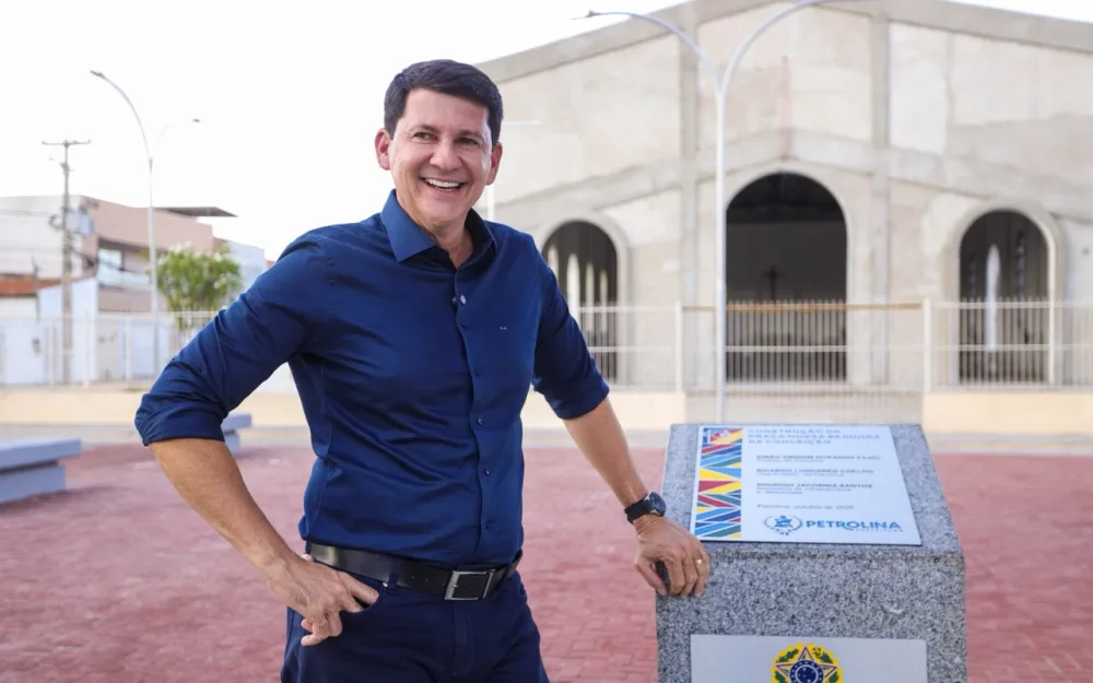 Prefeito Simão entrega praça na Areia Branca revitalizada e anuncia novas obras em Petrolina