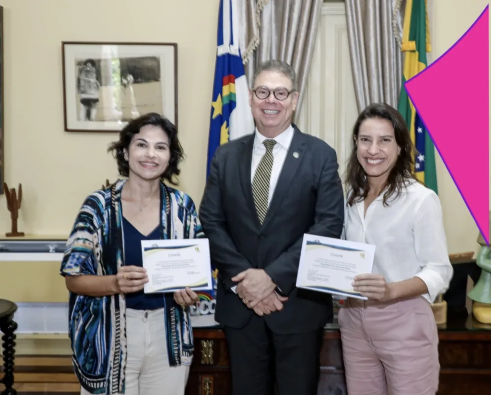 Desembargador Erik Simões entrega à governadora Raquel Lyra convite para solenidade de posse como presidente do TRE-PE