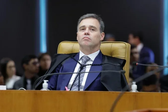 Mendonça determina remoção de vídeos de Janones e Lindbergh contra Flávio