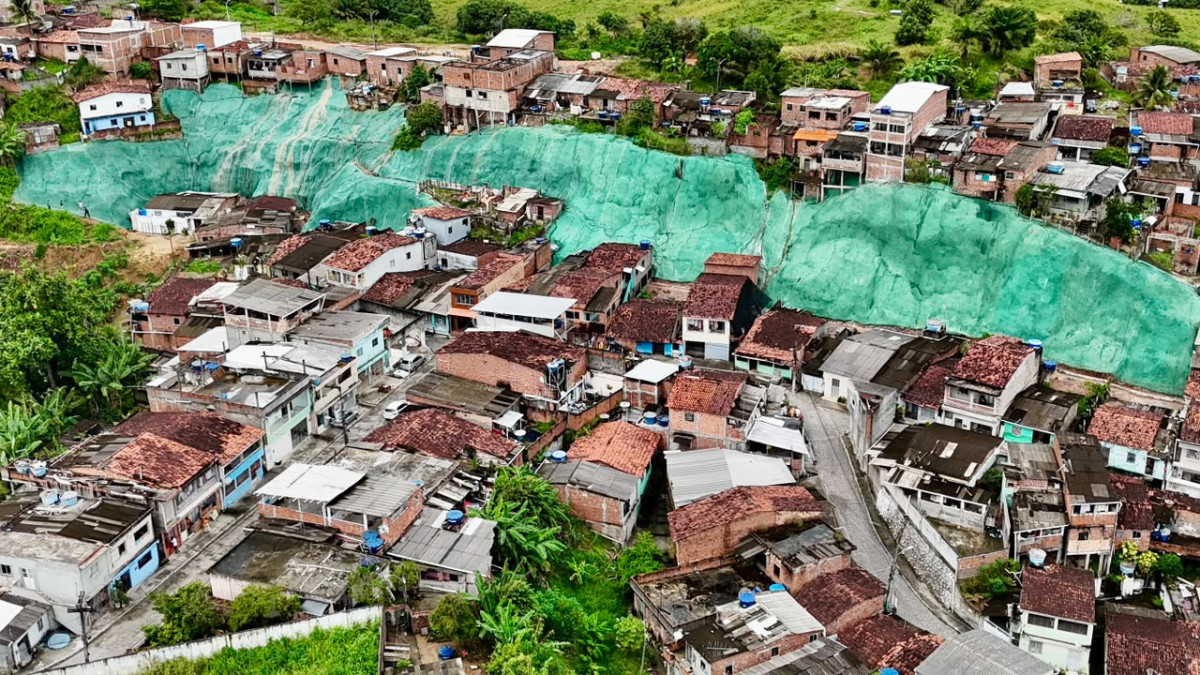 Prefeitura do Cabo avança com obra de contenção de encosta na Rua da Paz