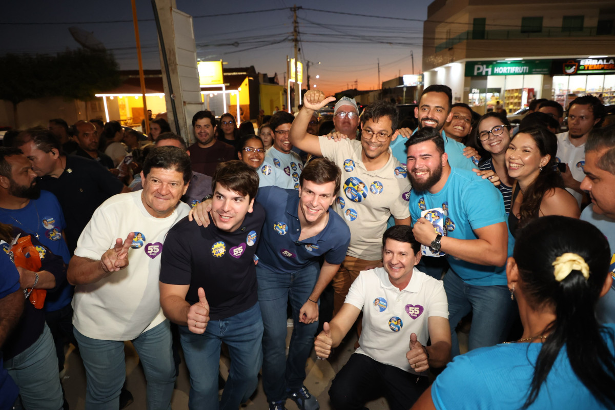 O candidato a deputado federal e presidente do União Brasil, Miguel Coelho, voltou nesta terça-feira (25) ao bairro Pedro Raimundo, em Petrolina, para uma caminhada que teve um significado especial. Ao lado do deputado estadual e candidato à reeleição Antonio Coelho e do prefeito Simão Durando, Miguel percorreu as ruas, reencontrou antigos conhecidos e recebeu o carinho de moradores que acompanharam de perto a transformação da região.  A caminhada foi também um reencontro com uma história que co