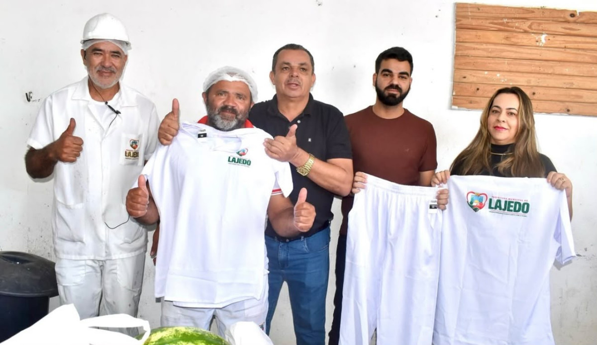 Prefeito Erivaldo Chagas entrega novos fardamentos para os servidores do matadouro público 