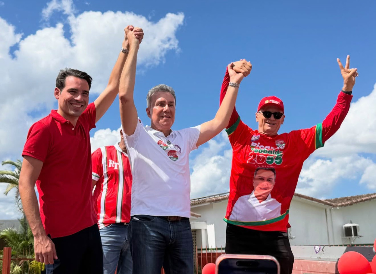 João Paulo Costa participa de uma das maiores carreatas da história de Limoeiro ao lado de Orlando Jorge e Ricardo Teobaldo