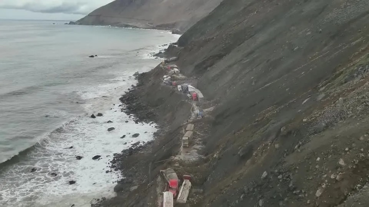 Deslizamento de terra no Peru gera fila de caminhões de 10 km em rodovia