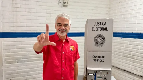 'Vitória de Lula vai ser construída voto a voto', diz Humberto Costa ao votar no Recife