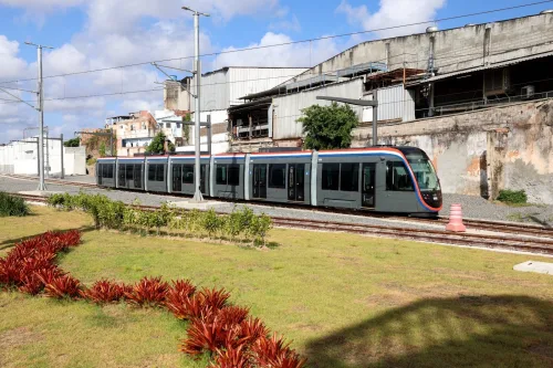 Com mais de 300 mil passageiros transportados, VLT de Salvador e RMS completa 100 dias de operação assistida