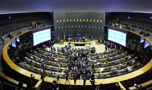 PSB e PDT discutem federação partidária de olho nas eleições de 2030