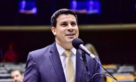 Carlos Veras fará leitura das emendas que promulgam o fim da escala 6x1 e a aposentadoria especial dos agentes de saúde, em solenidade com Lula