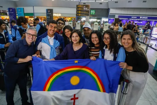 Governadora em exercício Priscila Krause acompanha embarque de 70 estudantes do Programa Ganhe o Mundo para o Canadá