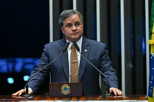 Efraim chama apreensão de passaporte de Flávio de antidemocrática