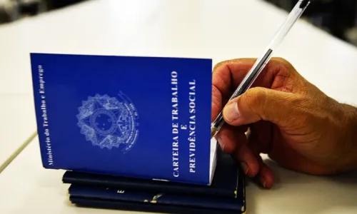 Desemprego cai para 5,2% no Brasil e registra menor nível em 14 anos, diz IBGE