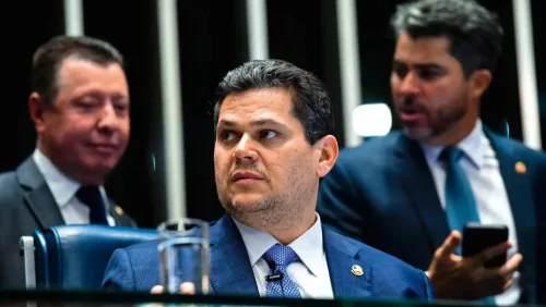 Alcolumbre enfrenta articulação da direita para manter presidência do Senado