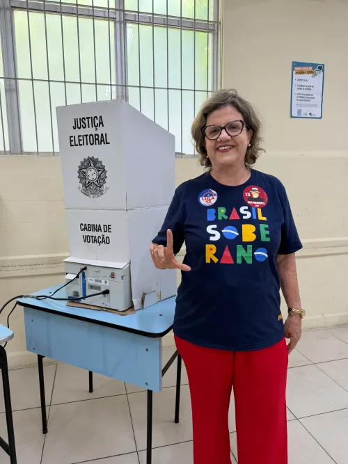 Com a mensagem “Brasil Soberano” na camisa, Teresa Leitão vota em Olinda