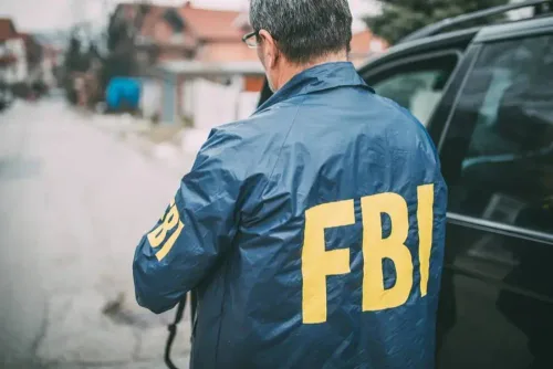 EUA anunciam que agentes do FBI e ICE não atuarão como fiscais nas eleições