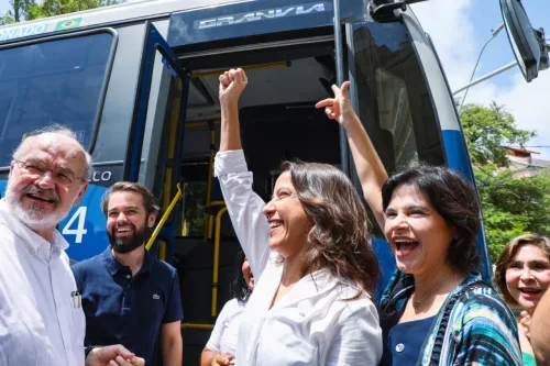 Governadora Raquel Lyra entrega 100 ônibus novos com ar-condicionado para Região Metropolitana do Recife