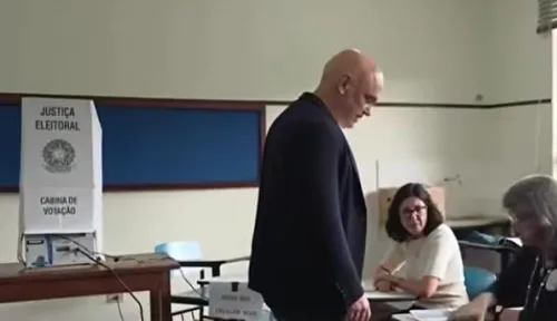 Moraes vota em SP e elogia sistema eleitoral brasileiro